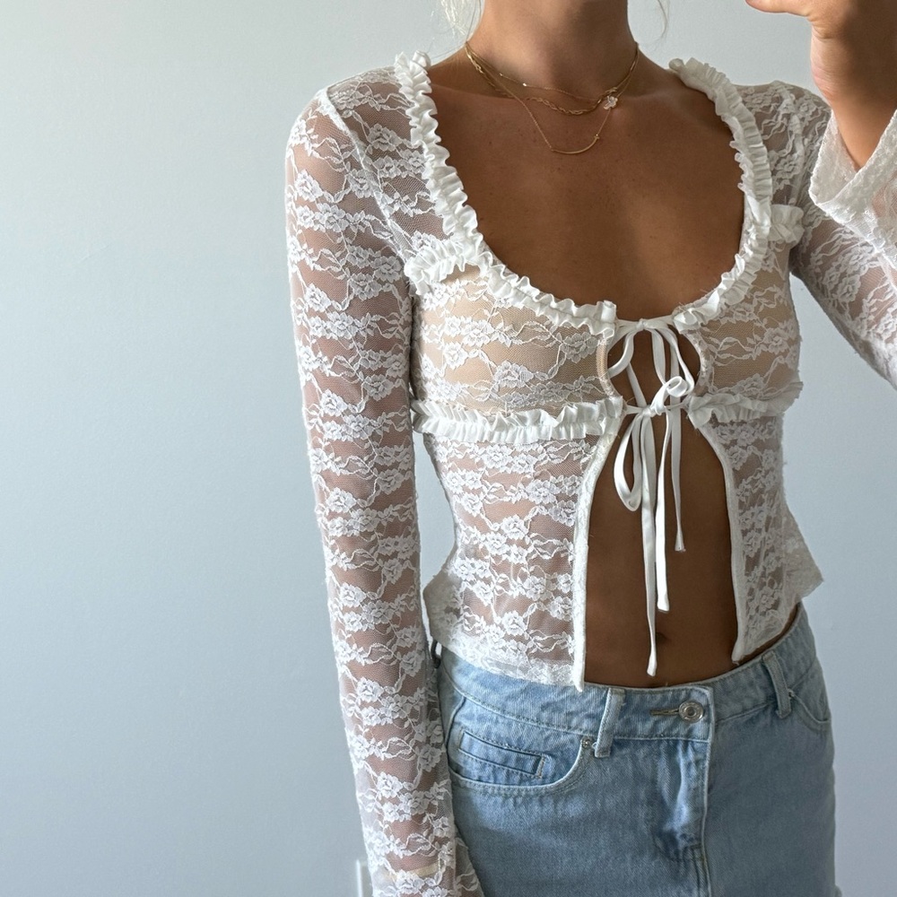 Tigermist White Lace Long Sleeve Crop Top